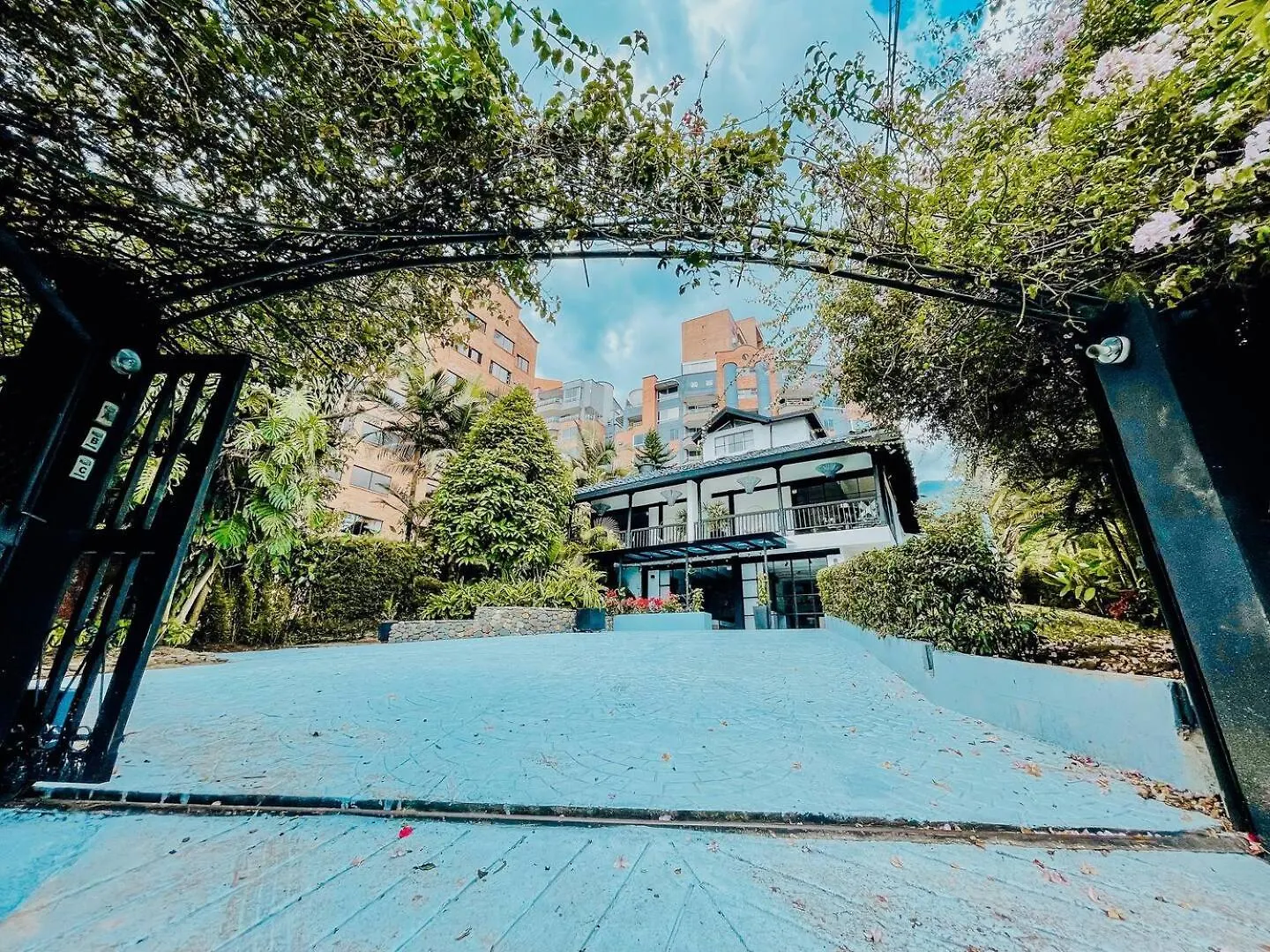 Japandi Buda Loft Close To Parque Lleras Medellin Apartment